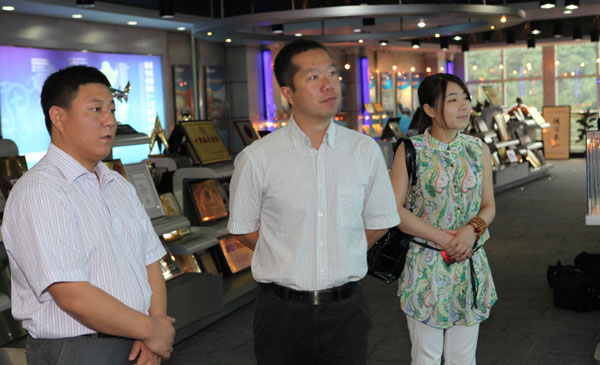 吴纲主任（中）一行旅行亚洲必赢声誉厅