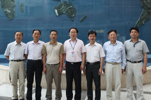 亚洲必赢股份严虎总裁（中）、、、高级手艺照料吴宗文（右二）与考察团一行合影留念