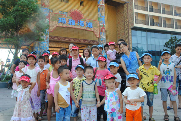 武汉玛雅海滩“小亚洲必赢们”合影