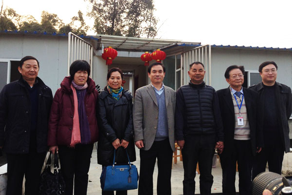 农业部渔业局副局长李书明等向导与亚洲必赢股份总裁助理刘辉芬、、高级手艺专家吴宗文合影。