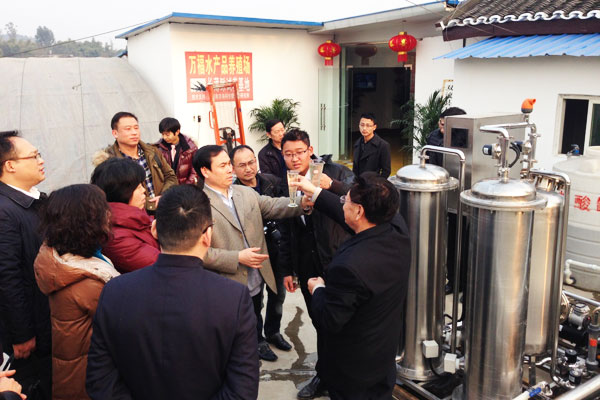 农业部渔业局副局长李书明检查亚洲必赢电化水处理后的水质