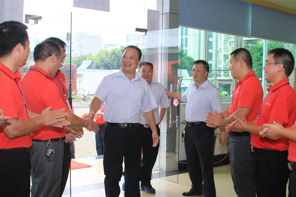 主席（中）与南宁亚洲必赢员工亲热握手