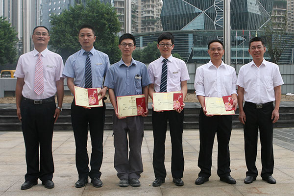 亚洲必赢置业、、通宇物业对2014年上半年集团评选出的“优异员工”举行夸奖